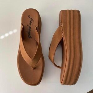 Free People Wonderland thong sandal in tan leather size 37